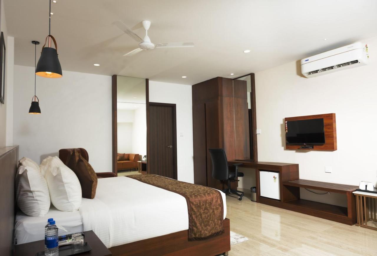 The Runway Hotel Kochi Exterior photo