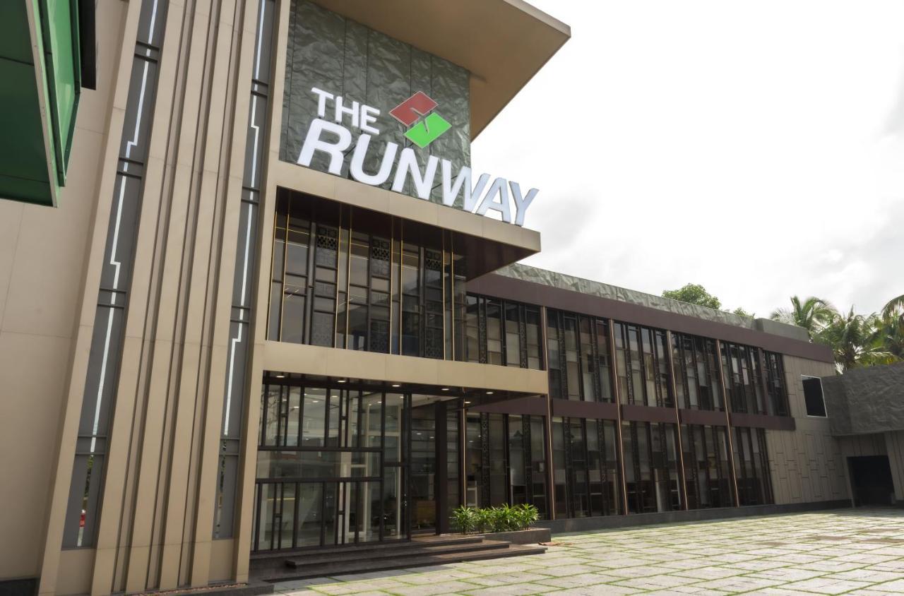 The Runway Hotel Kochi Exterior photo