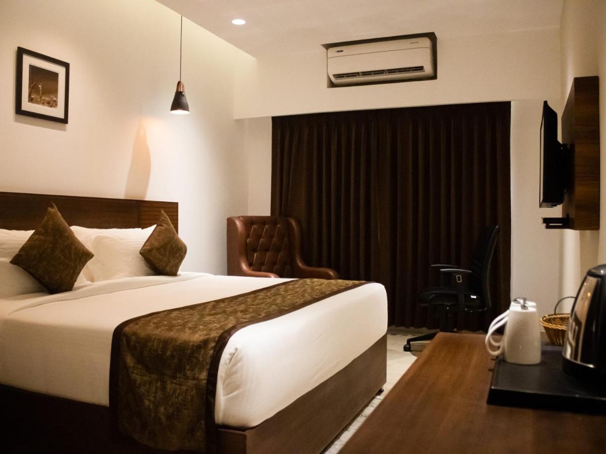 The Runway Hotel Kochi Exterior photo