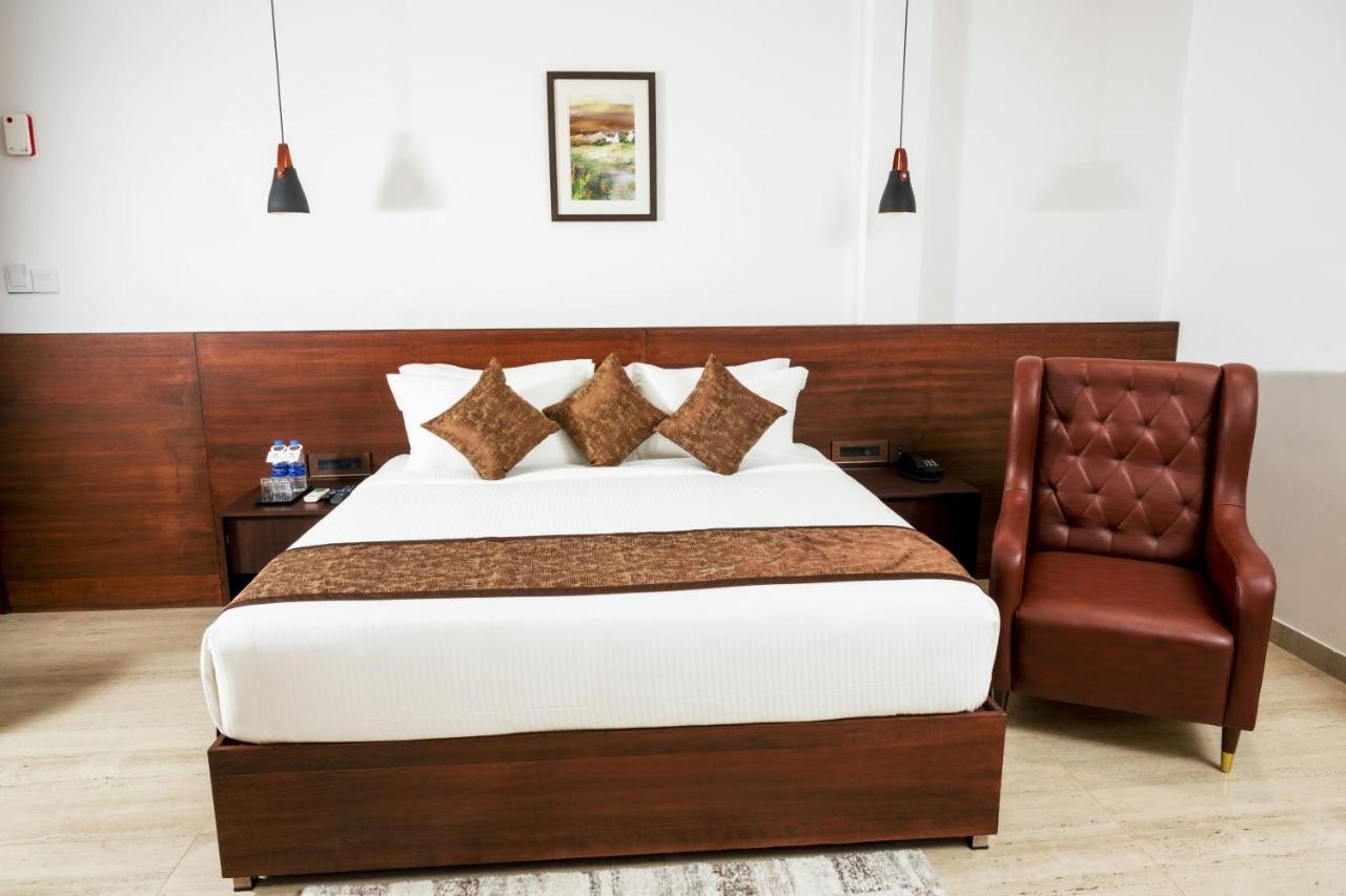 The Runway Hotel Kochi Exterior photo