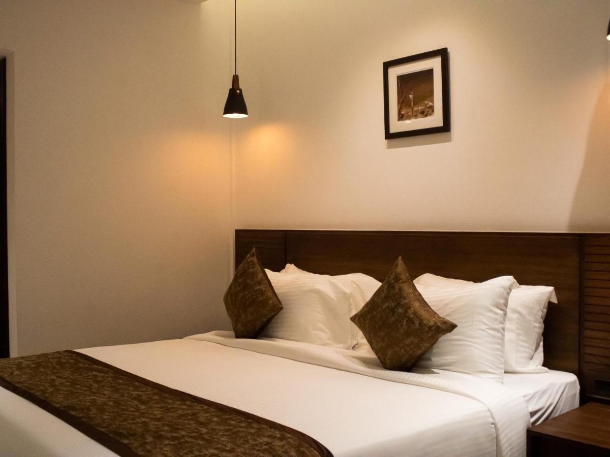 The Runway Hotel Kochi Exterior photo