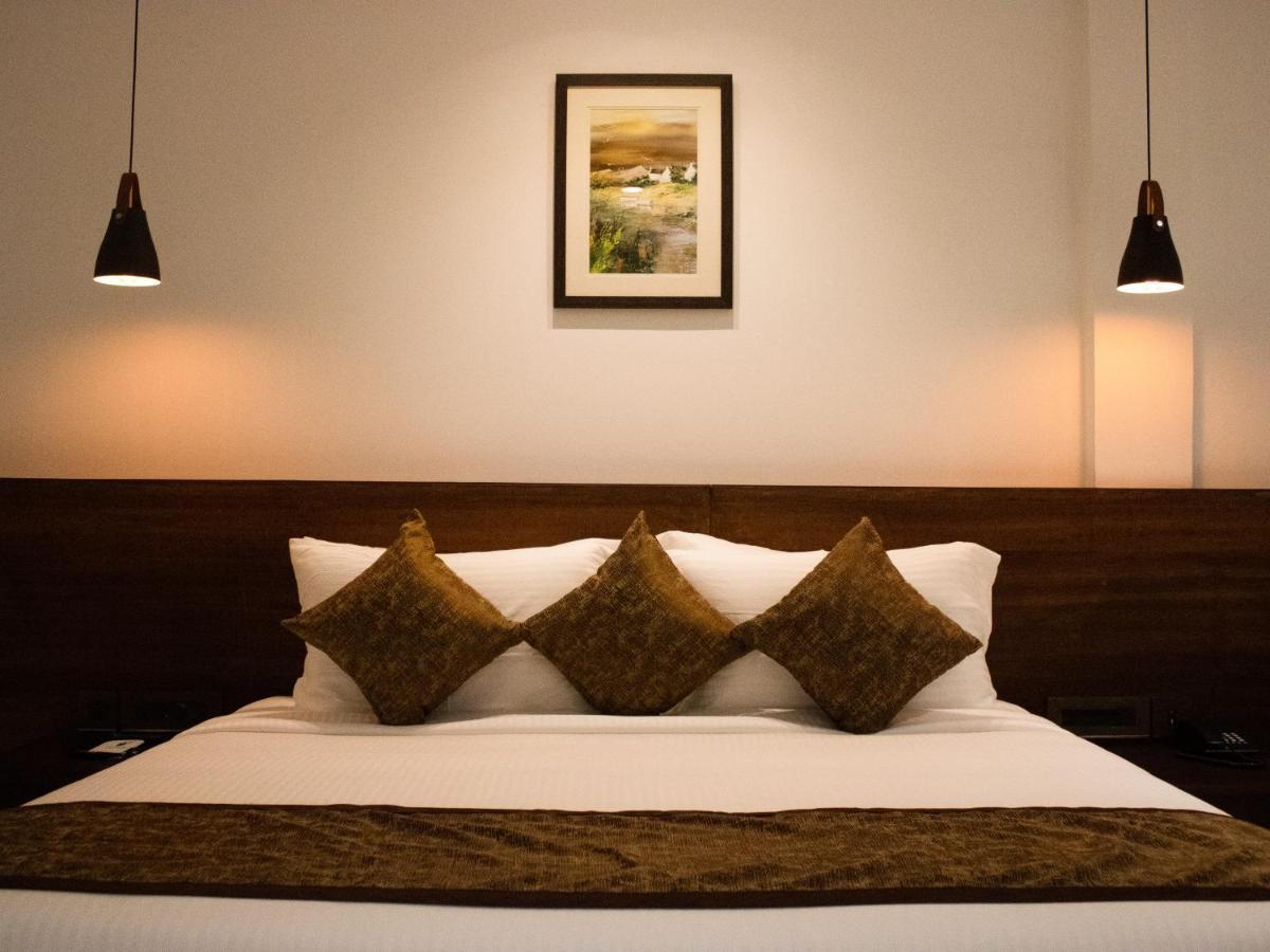 The Runway Hotel Kochi Exterior photo