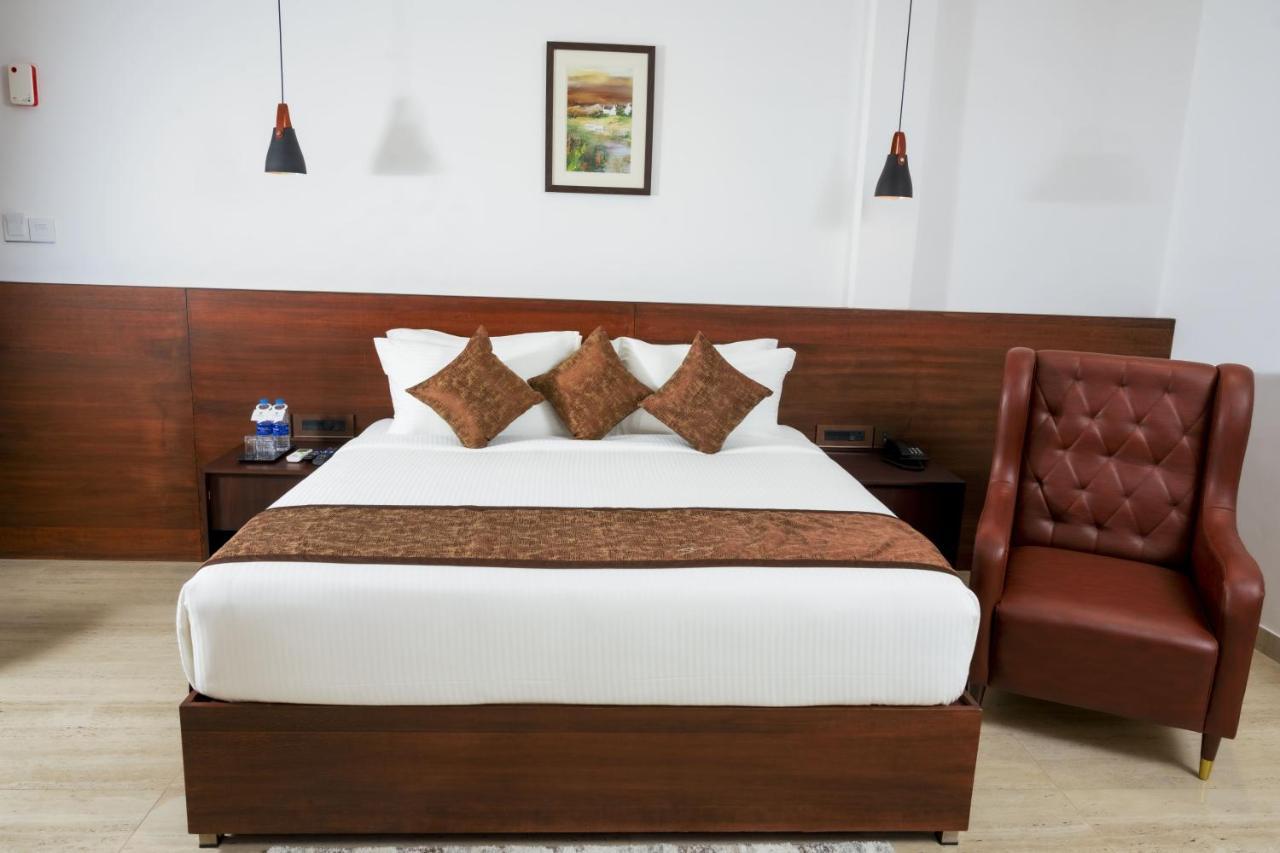 The Runway Hotel Kochi Exterior photo