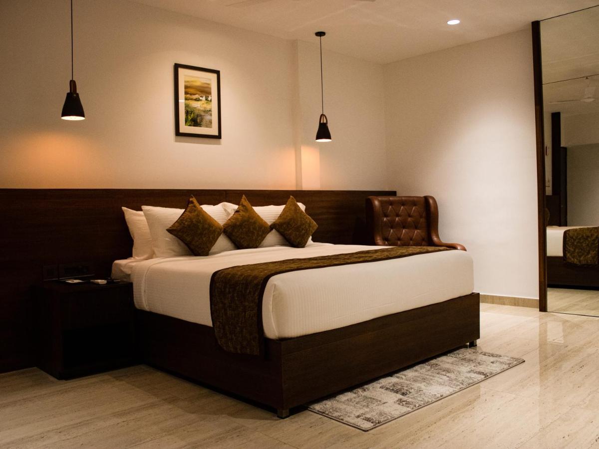 The Runway Hotel Kochi Exterior photo