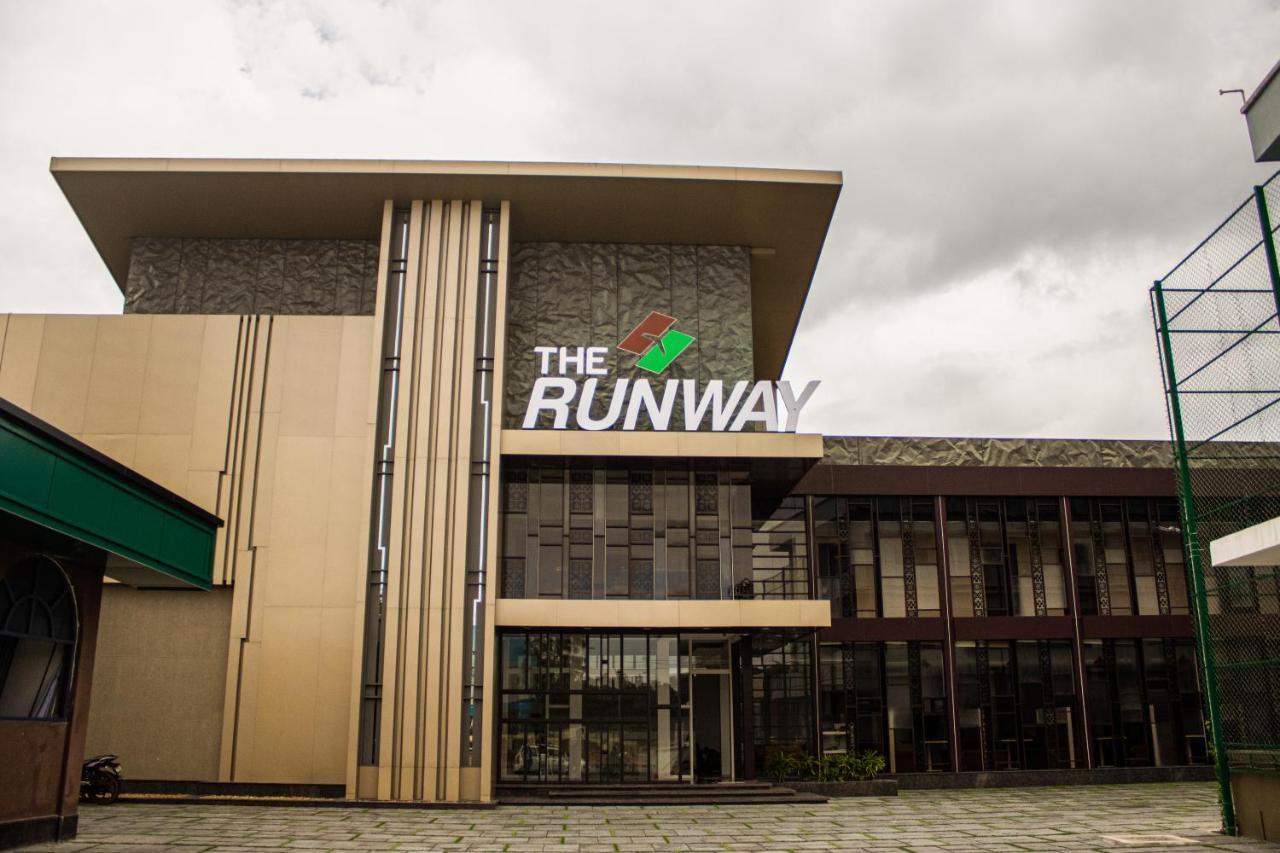 The Runway Hotel Kochi Exterior photo