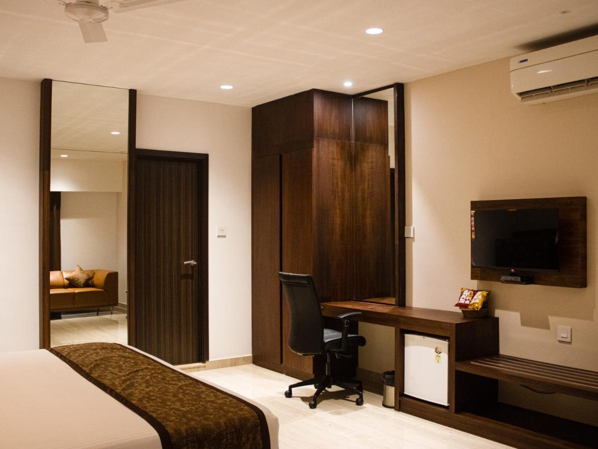 The Runway Hotel Kochi Exterior photo